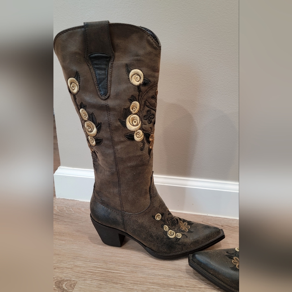 Embroidered Cowgirl Boots size 5.5